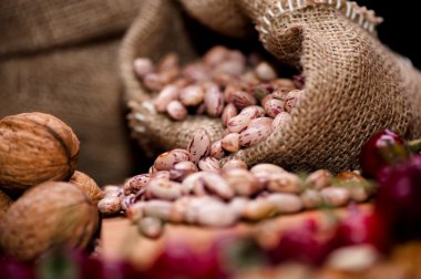 taze fasulye tohumları kuru biber ve vintage ambalaj içinde fındık