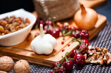 taze aromatik soğan ve sarımsak ile kuru sıcak baharatlı biber yemek için hazır