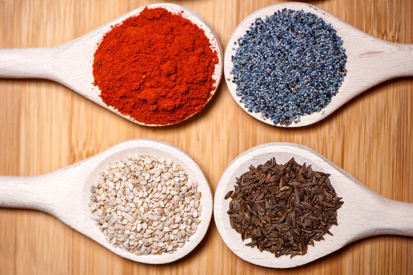 Sortiment av kryddor med slipat torkade peppar, sesam, vallmo — Stockfoto