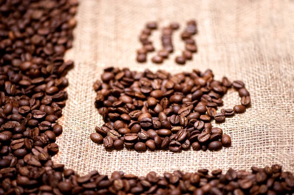 Aromatische en verse koffie bonen op vintage achtergrond — Stockfoto