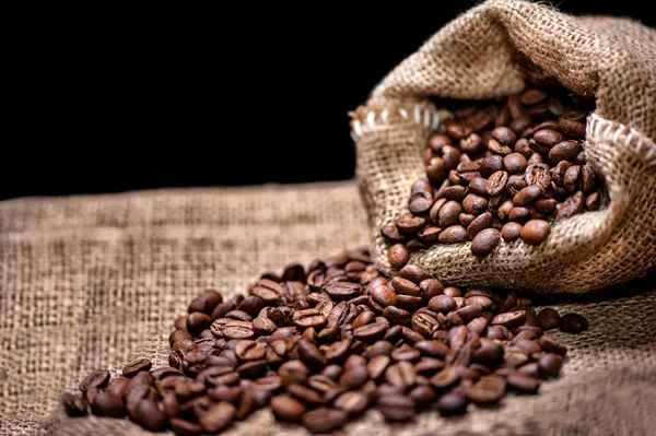 Aromatické čerstvé kávová zrna v balení, vinobraní — Stock fotografie