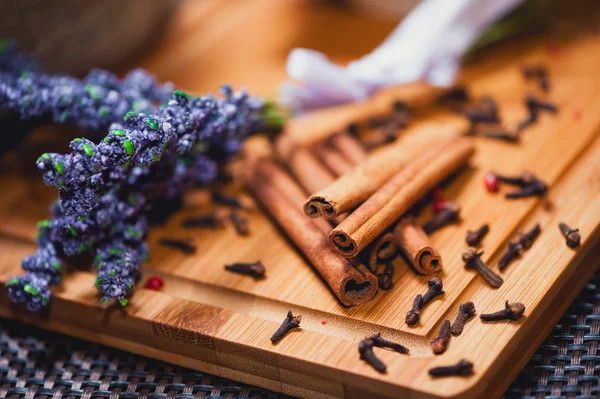 Aromatické skořice tyčinky a levandule zblízka, perfektní ingredience pro zdravý čaj — Stock fotografie