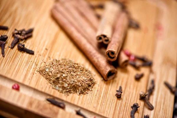 Palitos de canela y canela molidos, ingredientes del té. detalle vista — Foto de Stock