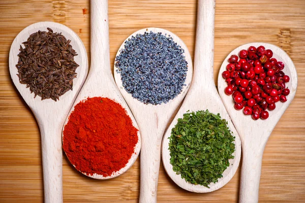 Bunte Mischung von Gewürzen. gehackte Petersilie, Kümmel, Paprika, Mohn und gemahlene scharfe Chili — Stockfoto