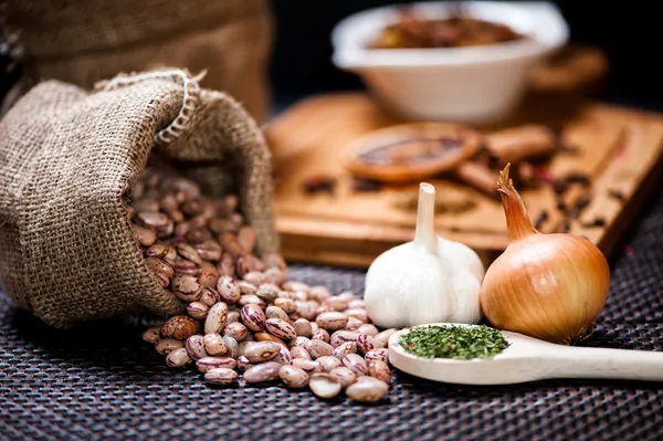 Ingredientes de inverno, como sementes de feijão, cebola e alho ou pimenta picante quente seca — Fotografia de Stock