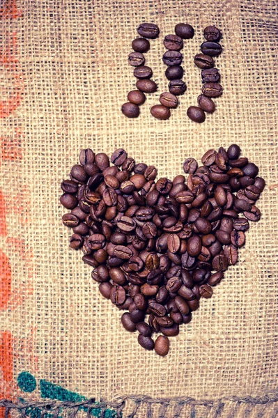 Свежее кофейное сердце из фасоли — стоковое фото