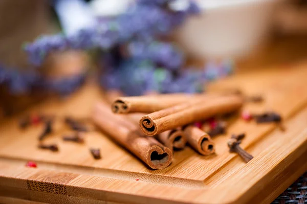 Pendekatan detail dari batang kayu manis aromatik dan bahan teh — Stok Foto