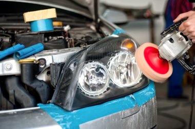 auto makinist araba bakım sisteminde güç arabellek makine ile araba Far parlatma üzerinde çalışma