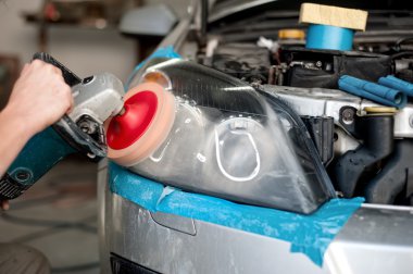 auto makinist enginner araba bakım sisteminde güç arabellek makine ile modern bir otomobil Far parlatma