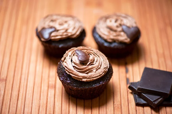 Schokoladenmuffin mit cremigem Eis darauf und einem Herzkeks — Stockfoto