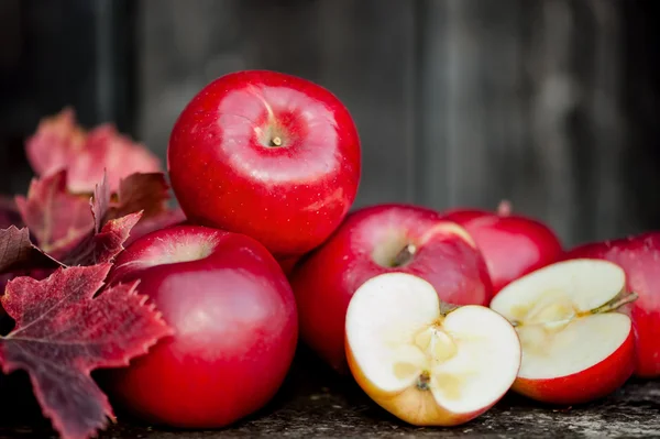 Органические свежие яблоки на деревянном фоне во время осеннего сбора урожая на местной ферме — стоковое фото
