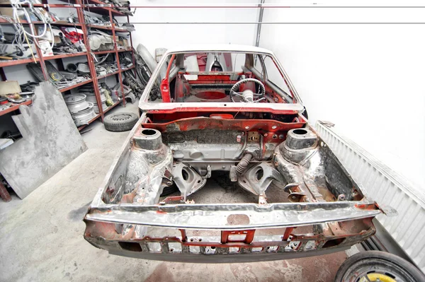 Vista general del coche de época en el proceso de restauración en el taller de automóviles — Foto de Stock