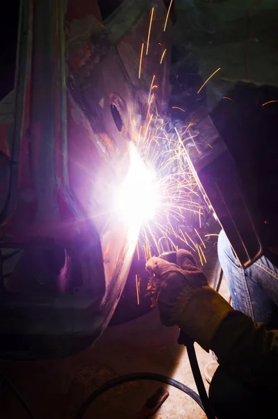 Profesional de la fábrica de soldadura de acero y piezas de metal — Foto de Stock