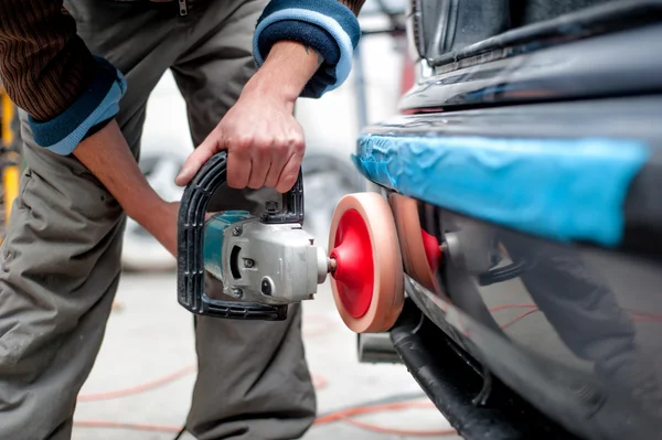 Mecánico profesional que utiliza una máquina de amortiguación de potencia para limpiar el cuerpo de un automóvil — Foto de Stock