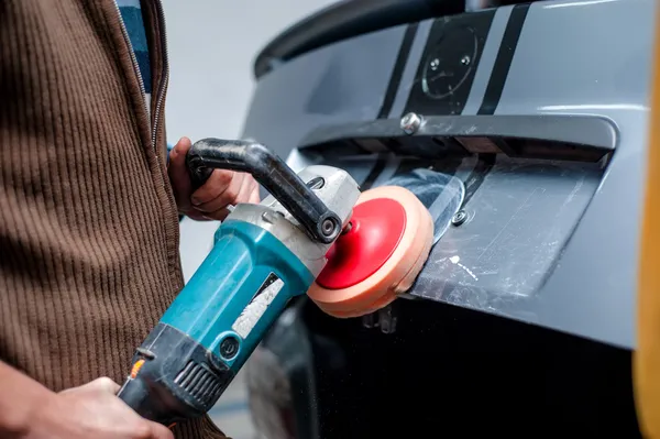 Professionele monteur reiniging van de metalen oppervlak van de carrosserie — Stockfoto