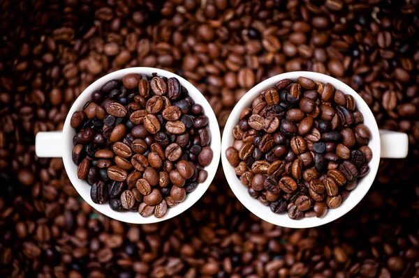 Detail van witte kopjes koffie gevuld met koffiebonen, aromatische en verse Afrikaanse koffie — Stockfoto