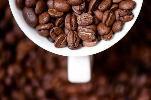 Detail, makro pohledu hrnek na kávu s aromatickými černá káva — Stock fotografie