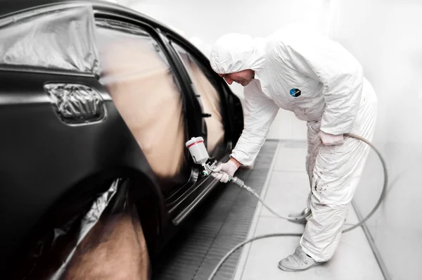 Detalhe do engenheiro automotivo, pintura mecânica de um carro preto na oficina — Fotografia de Stock