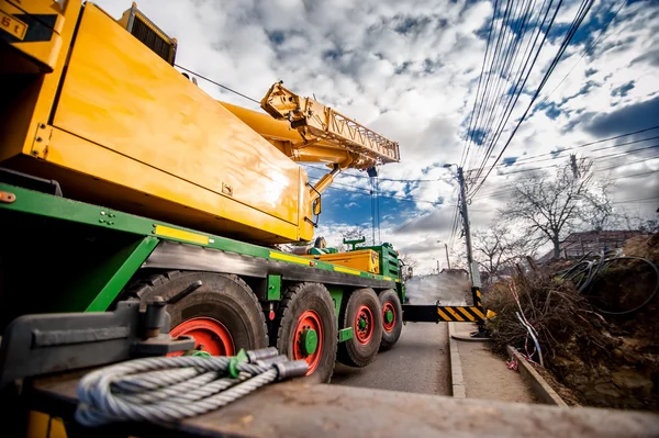 Gru mobil industriale pesante contro cielo nuvoloso e blu — Foto Stock