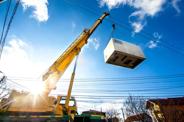 Mobil vinç kaldırma ve ağır bir elektrik jeneratörü hareketli çalışma — Stok fotoğraf