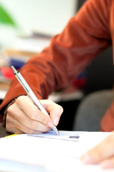 Junge Frau schreibt im Büro einen Rechtsvertrag — Stockfoto