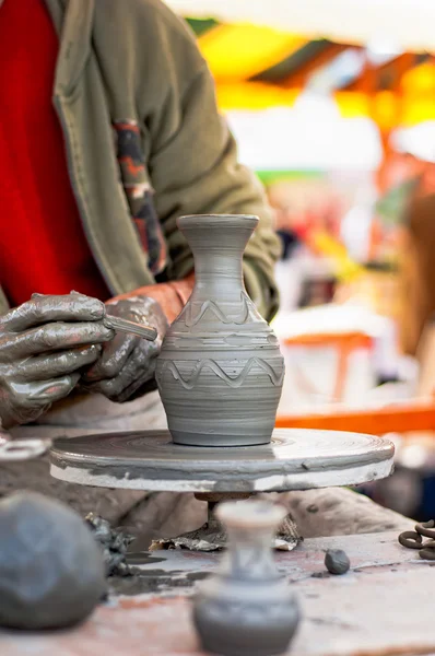 deneyimli çömlekçi toprak kavanozu çember üzerindeki Ayrıntılar oluşturma