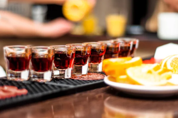 Több alkohol lövés a bar, tequila és narancs vagy citrom — Stock Fotó