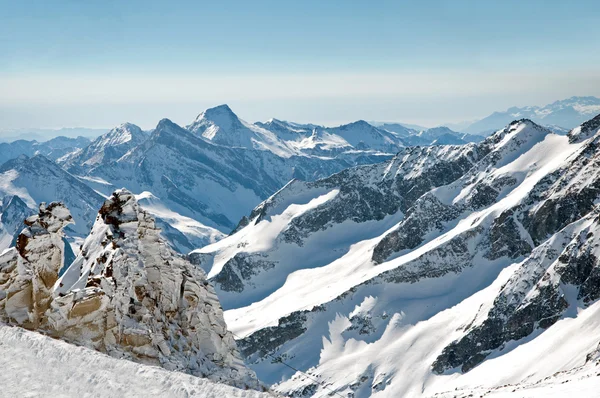 Fond d'écran panoramique de haute montagne dans les Alpes autrichiennes pendant la haute saison de ski — Photo