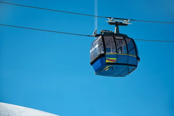 Cabina blu ascensore in località invernale con spazio copia e sfondo blu — Foto Stock