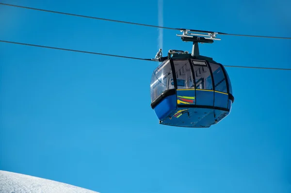 Elevador de cabina azul en el resort de invierno con espacio para copiar y fondo azul —  Fotos de Stock