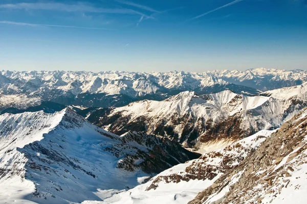 Zimowy krajobraz w ośrodku narciarskim w Alpach — Zdjęcie stockowe