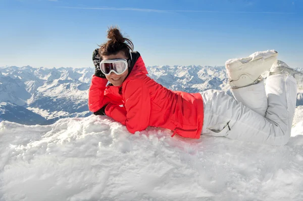 Esquiadora feminina no topo de alpes europeus com fundo de montanha — Fotografia de Stock