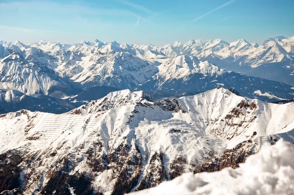 Journée ensoleillée dans les Alpes européennes sur un fond d'écran d'hiver — Photo