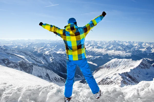Hombre que usa equipo de esquí entusiasmado con escalar en la cima de los Alpes europeos en un día soleado de invierno —  Fotos de Stock