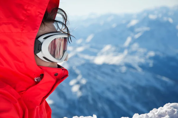 Primo piano della ragazza dello sci con gli occhiali, sullo sfondo delle montagne — Foto Stock