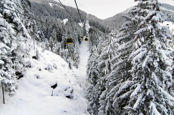 Malebné horské Zimní krajina s ski vlak kabely a kempinkové chatky na Alpy — Stock fotografie