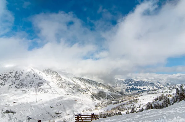 Estación de esquí y pistas profesionales con vistas panorámicas en los Alpes europeos —  Fotos de Stock