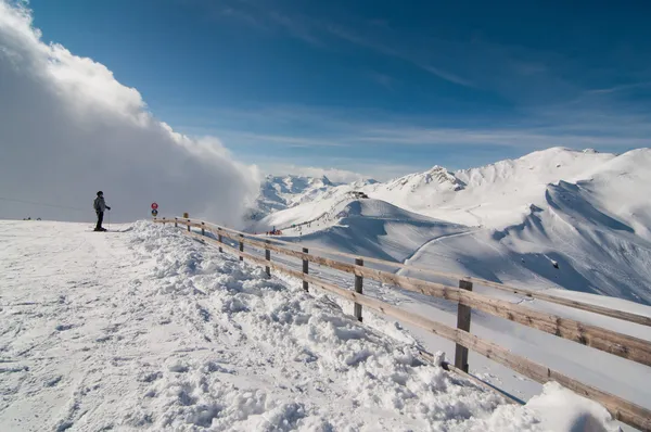 Vista panorâmica ensolarada dos Alpes austríacos contra o céu azul, claro e neve em pó em todos os lugares — Fotografia de Stock