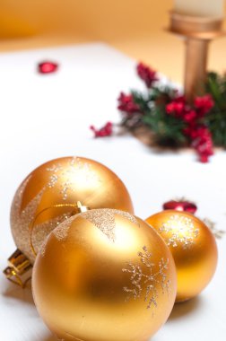 Noel topları, mumlar, çam, koni ve beyaz arka plan ile kompozisyon