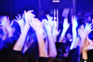 Alkışlar ve bağırarak konserinde Kalabalığı eğlendirmekten