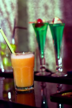 süslü alkollü içecekler ve taze içecekler gece kulübünde