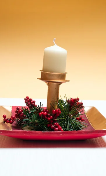 Choinki i dekoracje świecy z pudełko na złotym tle — Zdjęcie stockowe