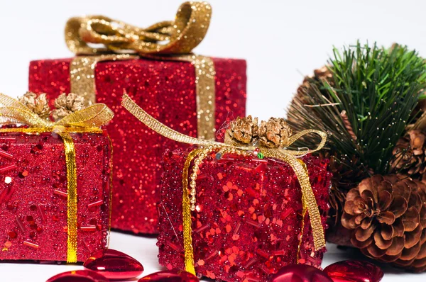 Presentes e decorações de Natal isolados em fundo branco — Fotografia de Stock
