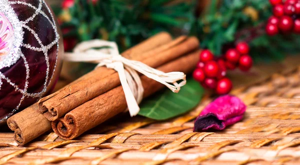 Decoración de palitos de canela de Navidad con bolas y bayas — Foto de Stock