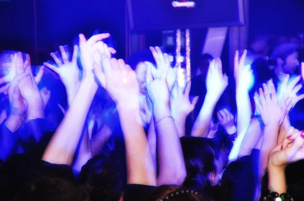 Torcendo multidão em concerto batendo palmas e gritando — Fotografia de Stock