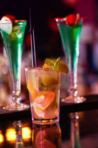 Mojito Drink between Cuba Libre drinks, served in a nightclub — Stock Photo, Image