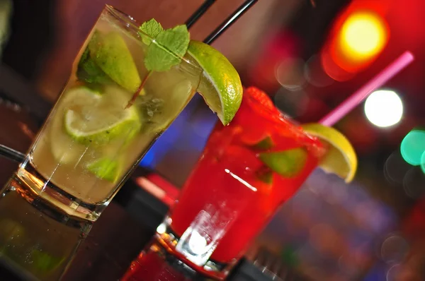 Energy and regular cocktail drinks served in a nightclub — Stock Photo, Image