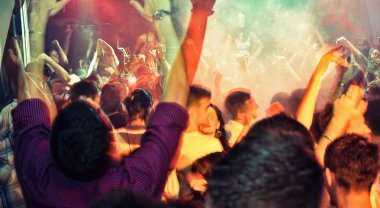 birçok kişi bir gece kulübüne ya da disko parti ve konser eğleniyor