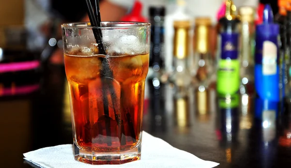 Whiskey Alcoólico Bebida no bar em boate com fundo garrafas — Fotografia de Stock