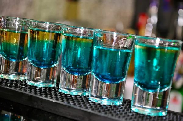 Blue drink in bicchierini in piedi sul bancone — Foto Stock